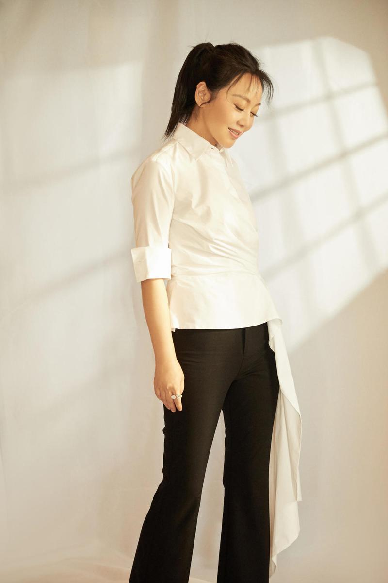 闫妮的穿搭才叫精致,白衬衫配黑色喇叭裤,做到了极致简约真高级