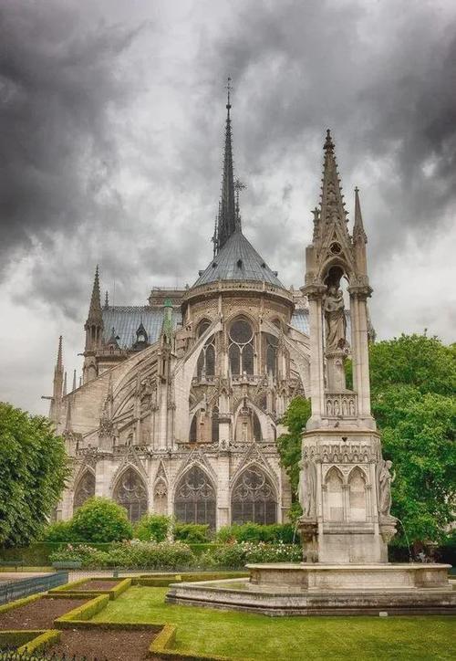  p> a target="_blank" href="/item/哥特式建筑/400790" data-lemma