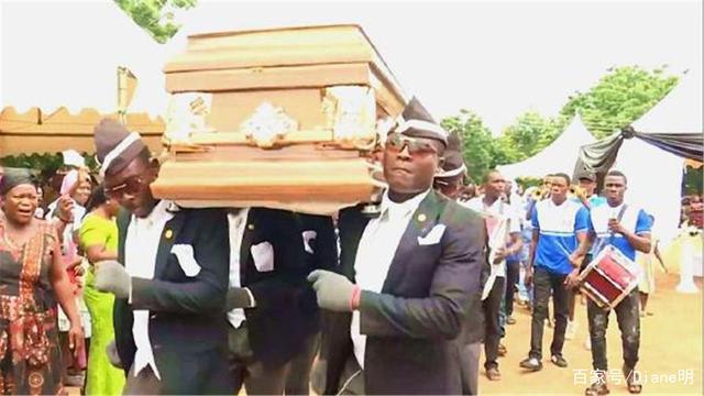 "黑人抬棺"突然就火了?看完背后的故事,你就笑不出来了