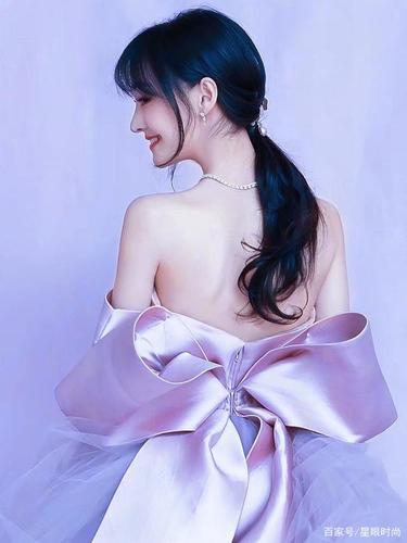 郑爽穿蝴蝶结礼服裙出席活动,网友热议:她怎么可以
