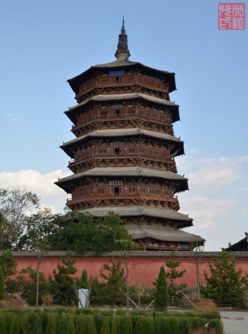 其中塔尖似有倾斜.