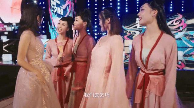 央视七夕晚会太浪漫!王冰冰难得穿汉服美成仙女,李思思气场不输