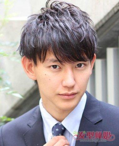 发尾削薄剪碎,烫成蓬松的纹理烫短发发型,层次分明的短烫发,让个小的