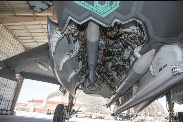 (f35b的弹仓,升力风扇是b型最明显的特征)