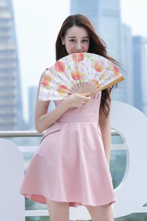 迪丽热巴现身上海出席活动,身穿cecilia woo连衣裙,粉嫩清新