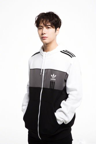 简介:王嘉尔运动装帅气写真图片,分享一组王嘉图片给大家,图中的明星