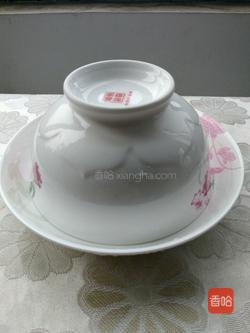 将炒饭全部盛入碗中,将碗倒扣于盘中,慢慢将碗拿起(一定要慢,防止米饭