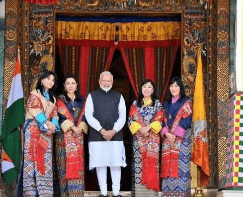2年前,不丹王后迎接印度总统莫迪,美人罕见低眉浅笑惊艳了世人