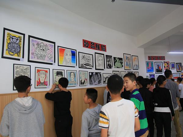 [管城] 外国语学校开展第一届学生美术作品展