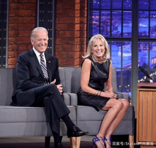 拜登这次赢了?妻子吉尔穿红装同框出镜,幸福甜蜜感让