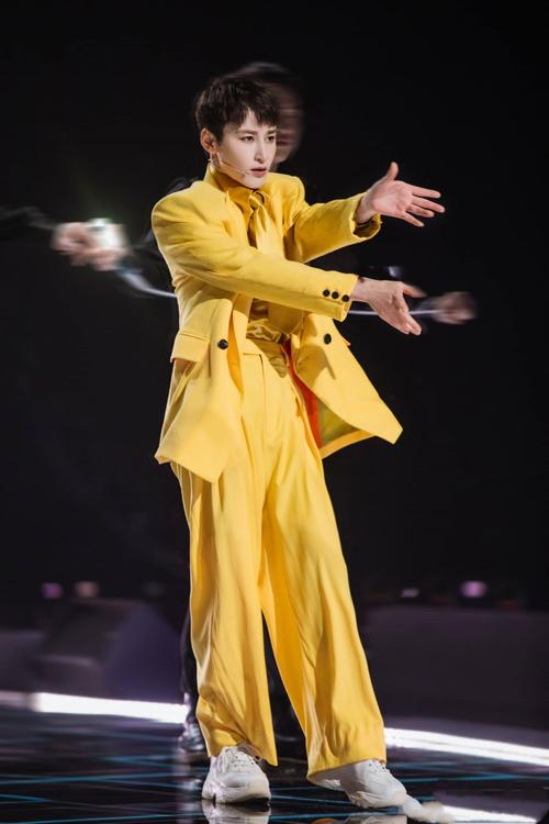 吴京师妹成《浪姐2》黑马,那英起立鼓掌,张柏芝表情定格_蒋璐霞
