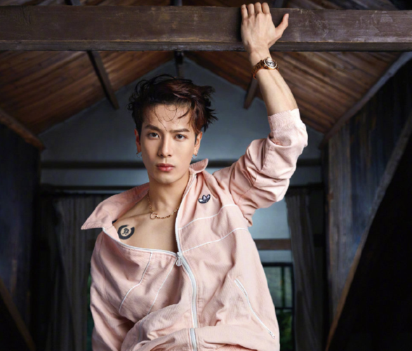 王嘉尔最新杂志封面照出炉,湿发背头港风十足,型男身材有点野