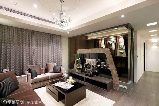 为了不让空间显得狭小,电视墙结构透过茶色玻璃的巧妙搭配,成为兼顾
