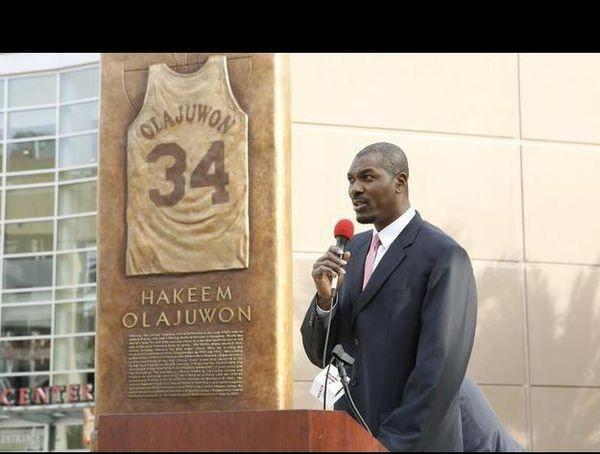 为什么奥拉朱旺的雕像是一件球衣?nba中还有哪些球员