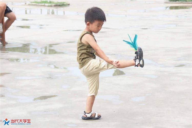 一年级小朋友积极参加踢毽子项目托球比赛时孩子认真找准运球技巧志愿