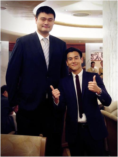 众明星与姚明合影全无气场,只有彭于晏能完胜啊!