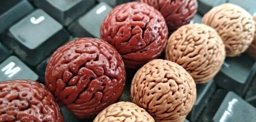 普通桃核手串,盘10年后……到底有多美?