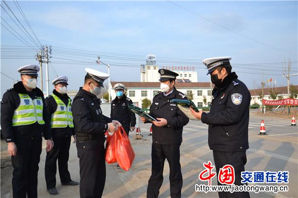 安徽泗县公安局副局长武卫东深入疫情防控一线看望慰问执勤交警