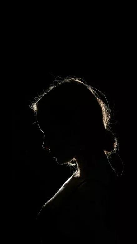 今日份黑色简约锁屏壁纸来袭