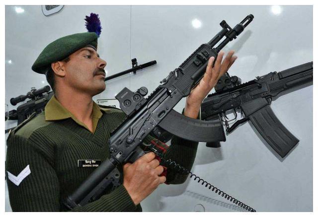 分析人士指出,虽然insas突击步枪的基本结构与俄制ak系列步枪枪族类似