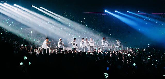 exo演唱会简直气氛好到爆炸,应援棒什么黑科技受后台统一控制颜色.