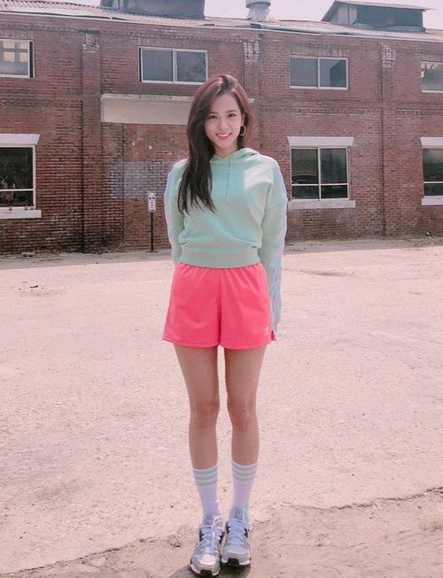 原创"人间四月"金智秀,穿卫衣配短裤年轻时尚,一双大长腿成了亮点