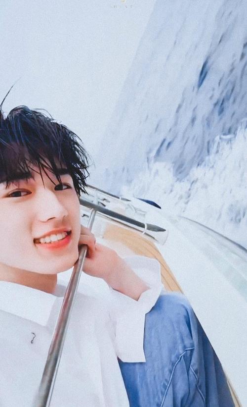 宋亚轩湿发杀,笑容治愈力满满的小甜豆!