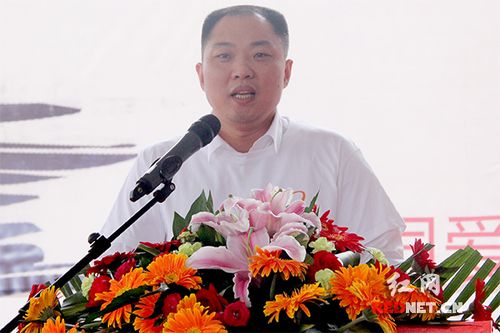 湖南旺德府集团董事长周晓辉致辞.在现场,许多爱心家庭踊跃捐款.