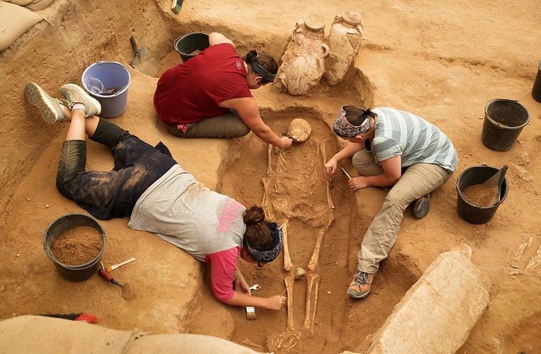 考古学家在以色列挖掘出非利士人古墓 或解开圣经中千古谜团