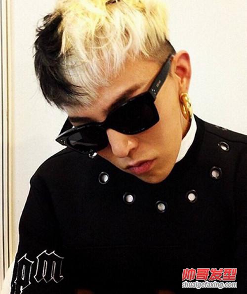 权志龙阴阳头染发,两边染两种不同发色,又是黑白对比,给人感觉很另类