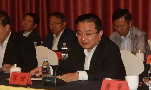 热点话题    在签约仪式上,北京文化产权交易中心董事长杨云岗,副总裁