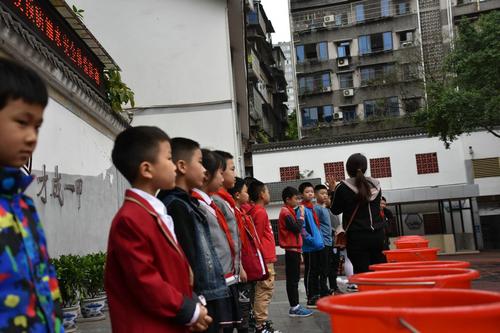 泸州市大北街小学校开展地震疏散演练及防溺水体验教育活动
