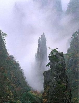 引针峰位于黄山北端,芙蓉峰西,为36小峰之一,海拔1481米.壁立峭拔.