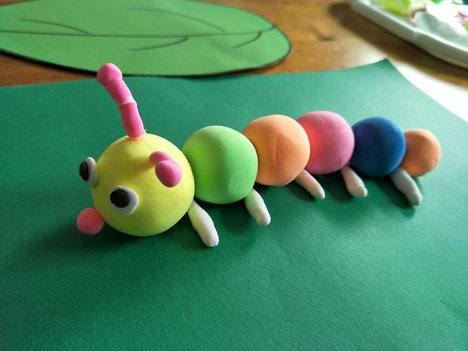 瑞景幼儿园周末亲子课,彩泥手工制作《毛毛虫》.
