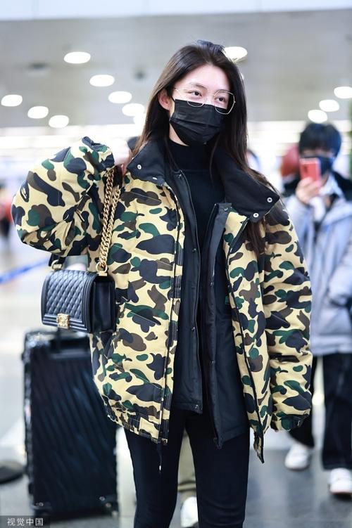傅菁街拍bape迷彩棉服黑色小脚裤chanel单肩包精致摩登