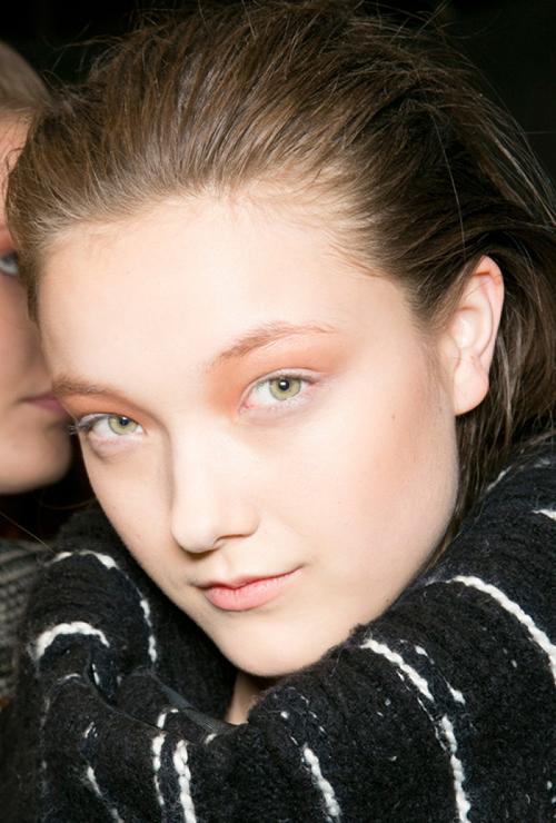 yumi lambert ,比利时籍模特, 她的眼睛是很特殊的浅黄绿色.