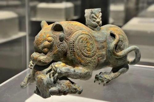 青铜鎏金虎噬羊形底座 春秋 甘肃省博物馆有件展品