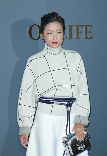 徐濠萦终于时尚一回,格纹上衣配a字裙,妆容怪异也挡不