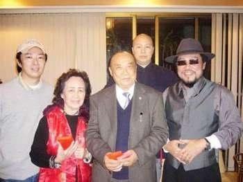 张菲费玉清竟是亲兄弟 网络图【费玉清全家福曝光】日前,安徽卫视春节