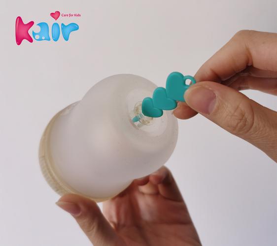 初次使用kair奶瓶前需要用kair配带的专业拨气片(通孔针)将它们给扎开