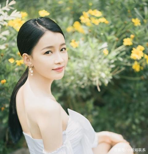 孙怡的身体真的不像妈妈,穿着白色的抹胸裙,纯洁的气质像小姑娘