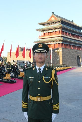 开栓,递弹,装弹只需3秒!礼炮兵训练帅图又刷屏了