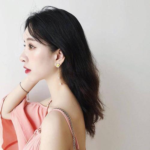 现在流行这样的耳环,戴上搭配什么衣服都时髦