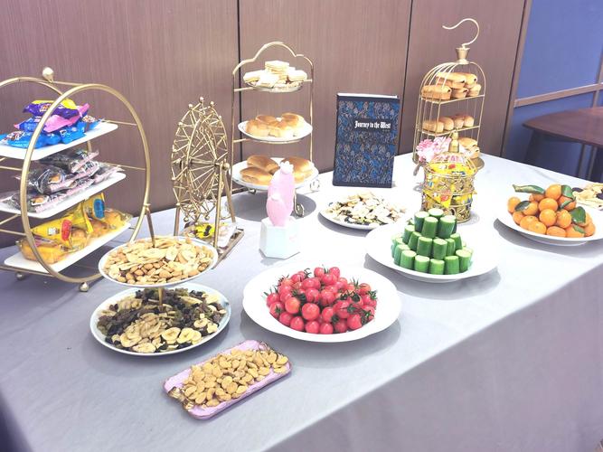 会场布置简单大方,为贵宾客户准备了精美的茶歇.