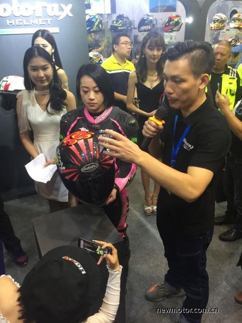 摩博展会女车手陈玲专属头盔发布