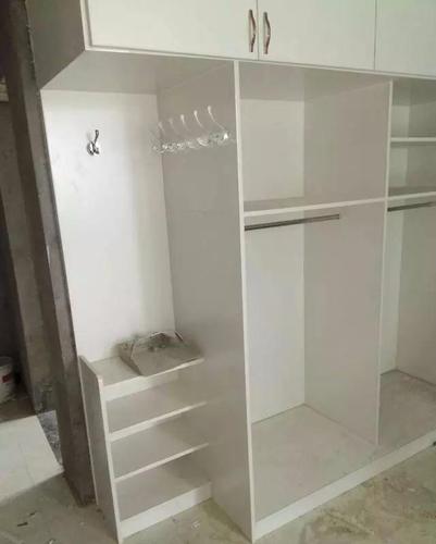 花了四千多让装修师傅用实木板材制作衣柜,真实用而且