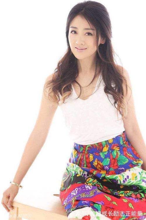 有着典型的南方"小家碧玉"姿态,39岁的小李琳,有颜值,有演技