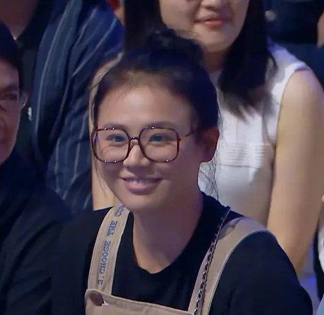 马思纯素颜现身观众席!发福不少状态好转,妈妈酷似蒋雯丽气质佳?