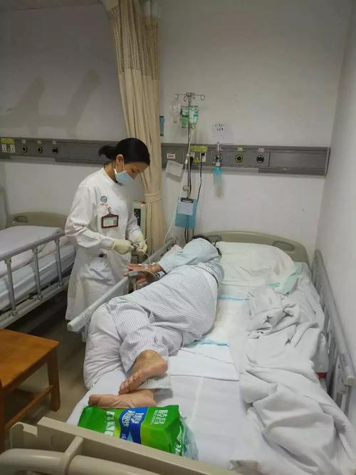 西院区,护士在病房护理患者