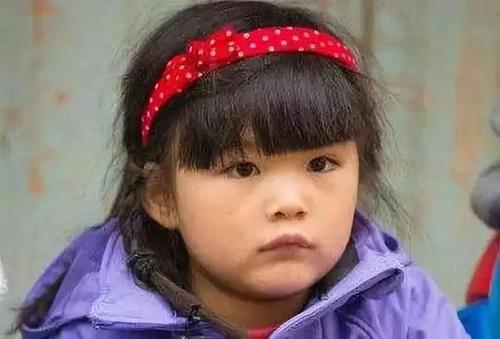 中间小姑娘确实瘦过,遗传了妈妈的尖下巴.